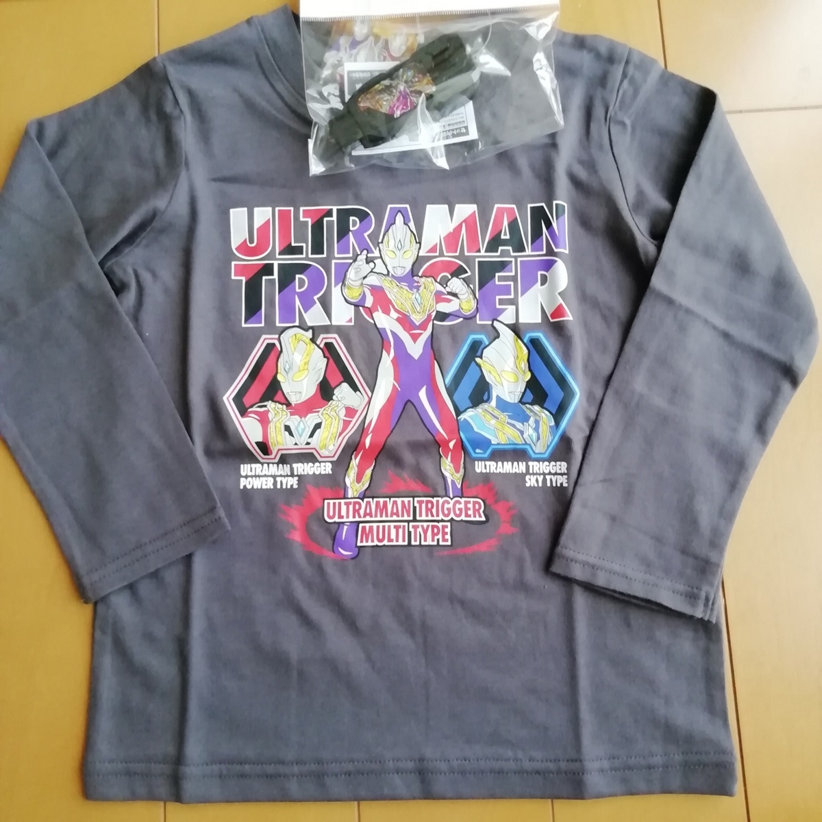 ウルトラマントリガー ガッツハイパーキー付き 綿100％　薄手長袖Tシャツ　チャコール110cmニュージェネレーションティガ_画像1