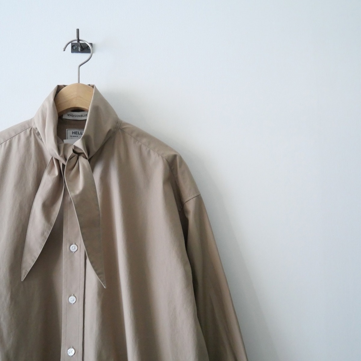 早春スファッションお買い得 マディソンブルー スカーフカラーシャツ