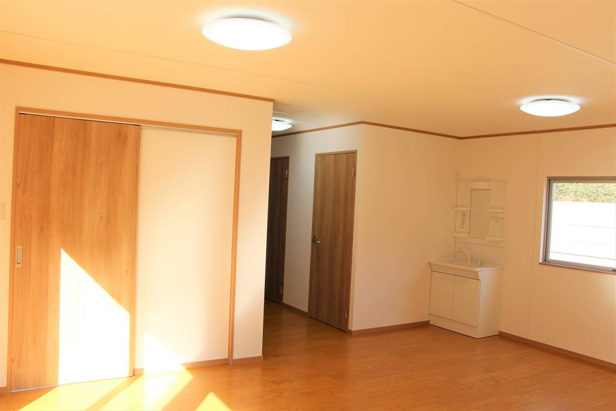 美しい 三角屋根プレハブ 弊社オリジナル屋根で夏は涼しく冬は暖かい
