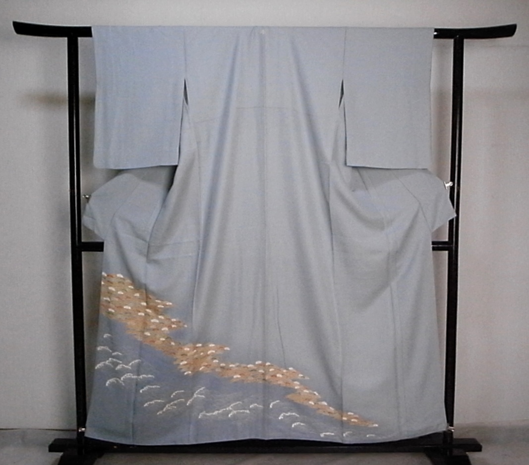 【着物のちさと屋】D213　色留袖 袷　良質 極美品　正絹紋意匠ちりめん　水灰色地・青海波模様光琳松柄