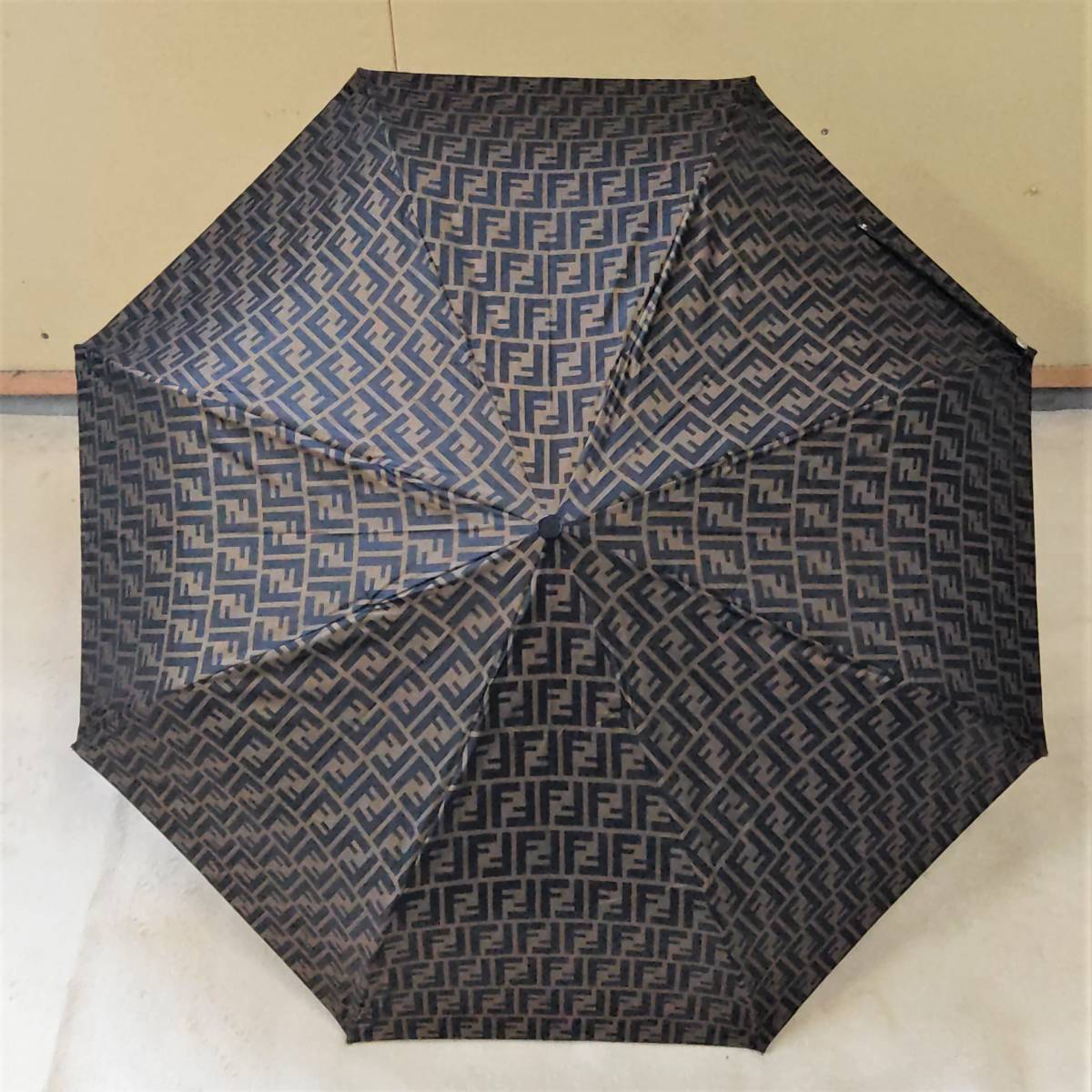 FENDI Ombrelli イタリア製 ズッカ柄 折りたたみ傘 持ち手約25～60cm