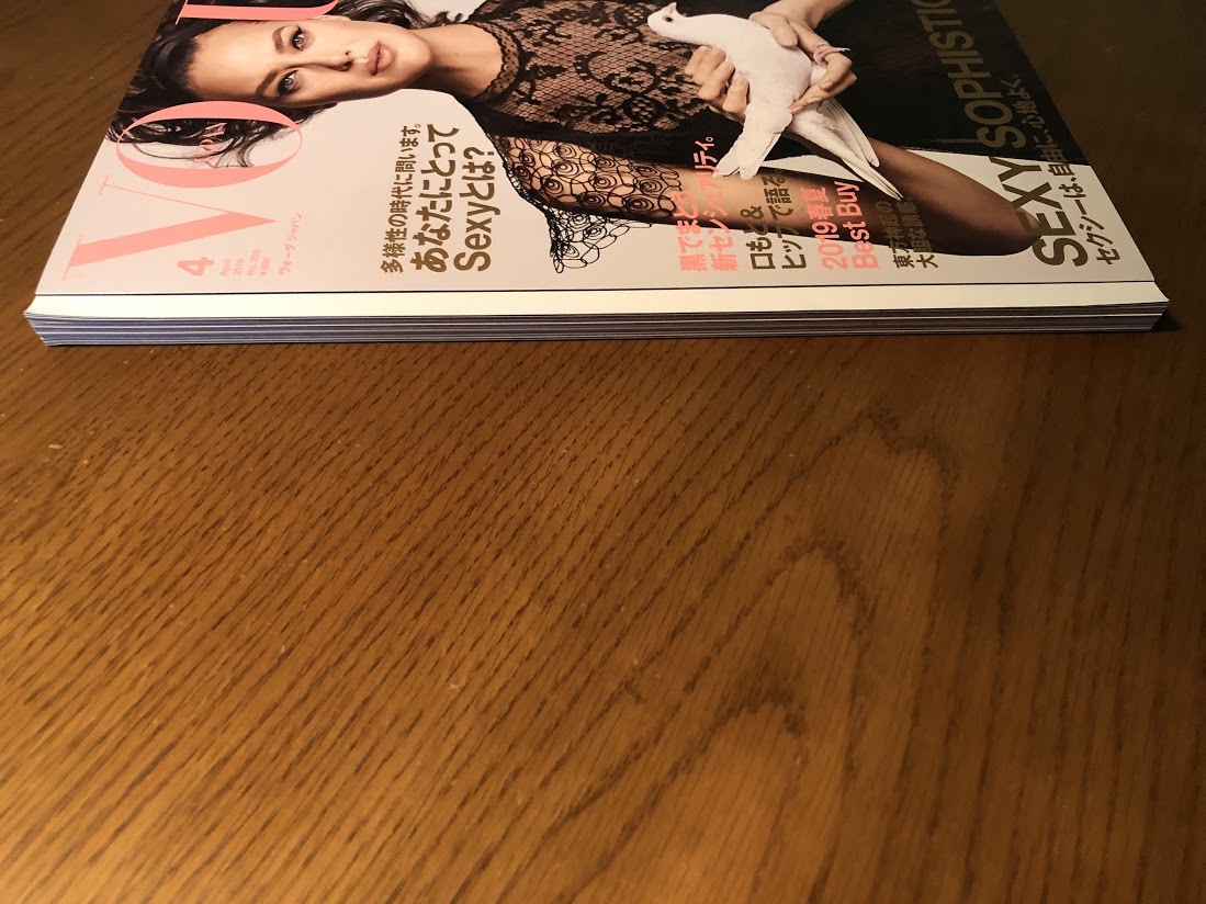 VOGUE JAPAN ヴォーグジャパン 2019/4　Shalom Harlow　シャローム物語　リカルド・ティッシ　ナタリー・ポートマン　東方神起　西加奈子_画像4