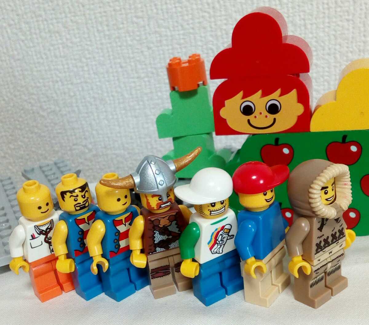 レゴ りんご アップル LEGO 顔 デュプロ ブロック 赤いバケツ 海賊 パーツ ベースプレート ミニフィグ リンゴ 女の子 おさげ 赤髪 医者 n3b_画像2