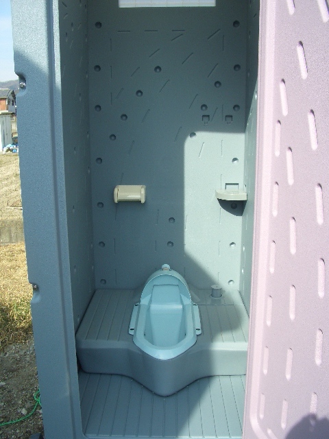 仮設トイレ新品（ポンプ型ペダル式軽水洗和式便槽付）品質！使い易さ