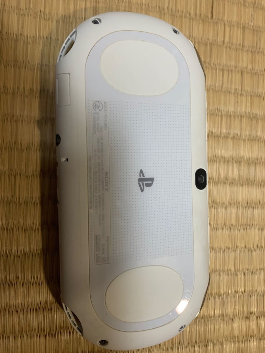 PlayStation Vita Wi-Fiモデル ホワイト (PCH-2000)  値段交渉お気軽にどうぞ。