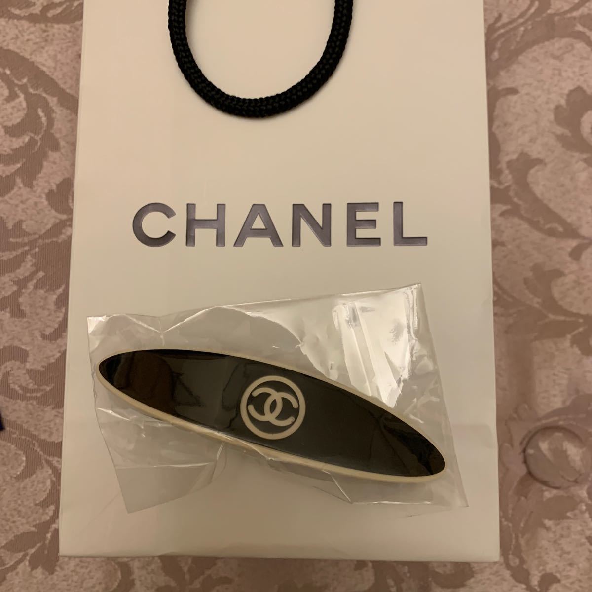 新品　未使用　シャネル　CHANEL ヘアクリップ　バレッタ　髪留め　ヘアアクセサリー　ノベルティ　黒　ブラック 白