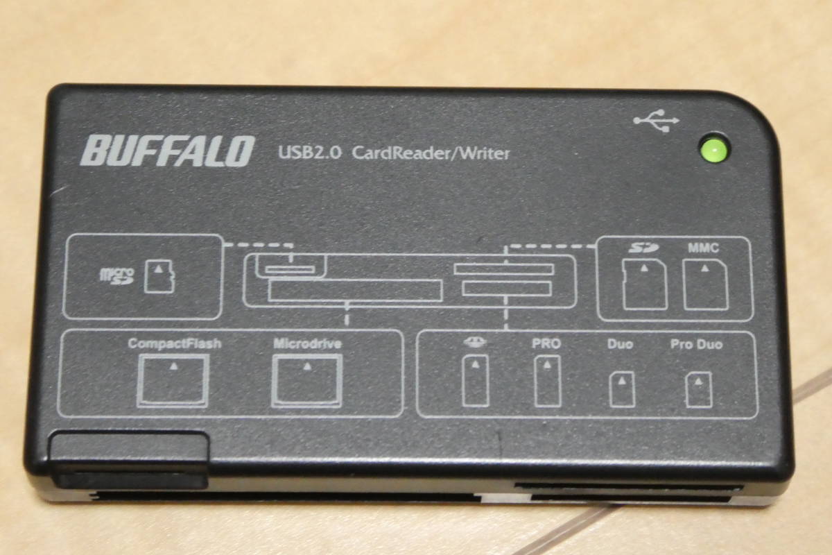 美品・完動品！ BUFFALO マルチカード リーダー ライター 黒 USB2.0 SD microSD MMC コンパクトフラッシュ メモリースティック MS PRO Duo_画像2