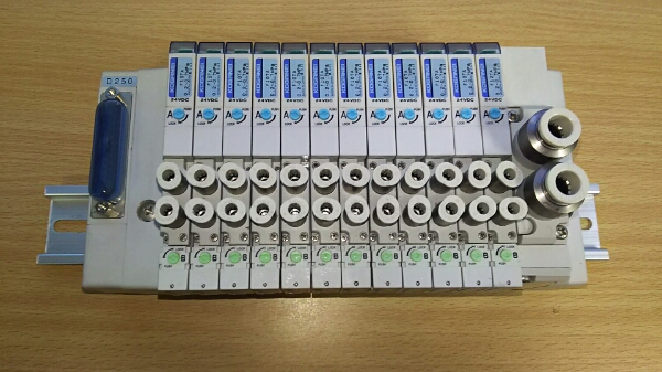 S575 KOGANEI F10M12P-1030W 12連 電磁弁 未使用? S575 KOGANEI F10M12P-1030W 12連 電磁弁 未使用?