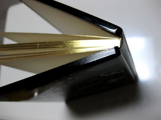 自立する程度、硬く厚みある表紙。