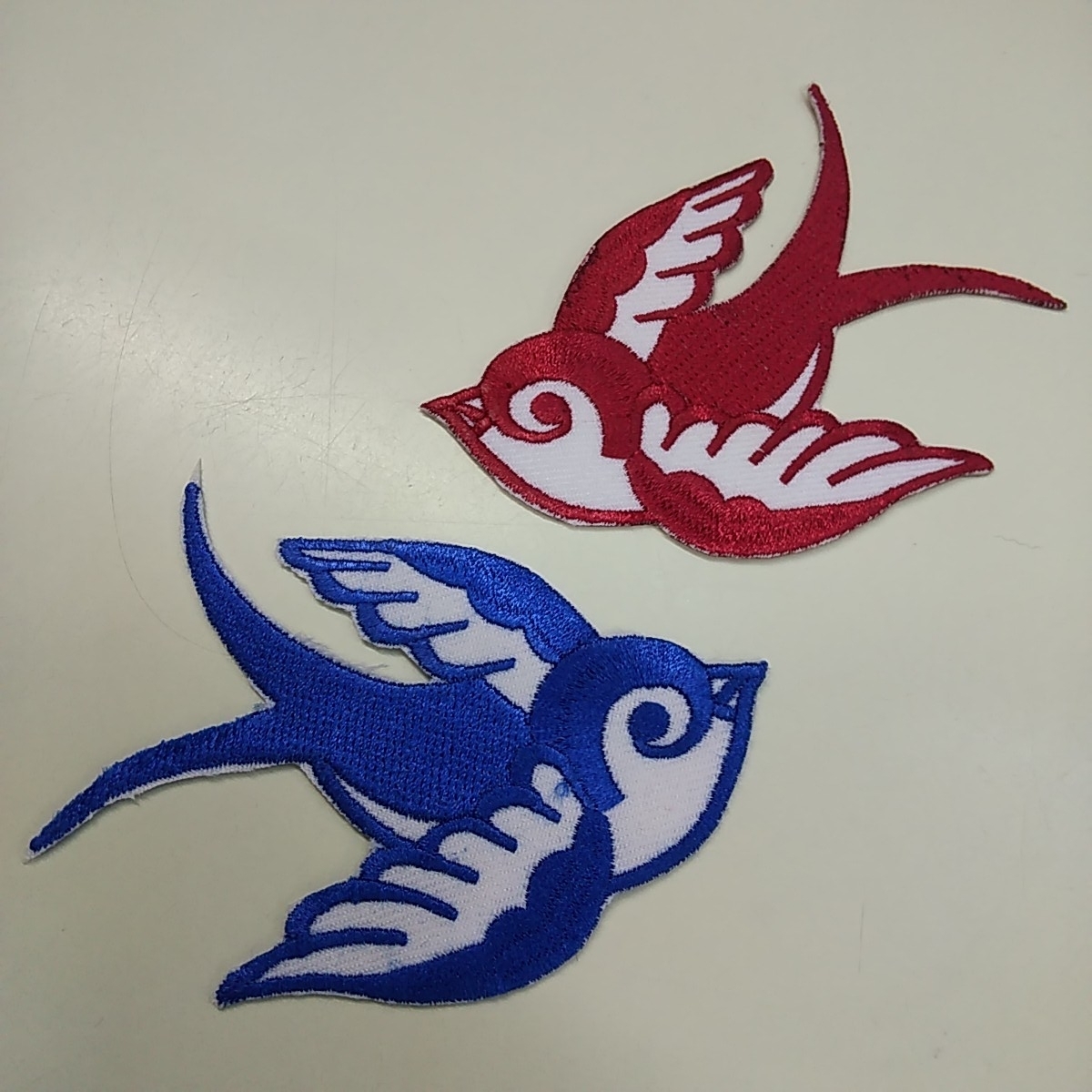 ◎ 赤色と青色の幸せそうな鳥さんのワッペン 2枚セット s086　ツバメ　燕　つばめ_画像1
