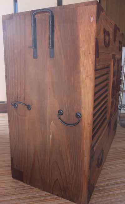  old . chest of drawers 