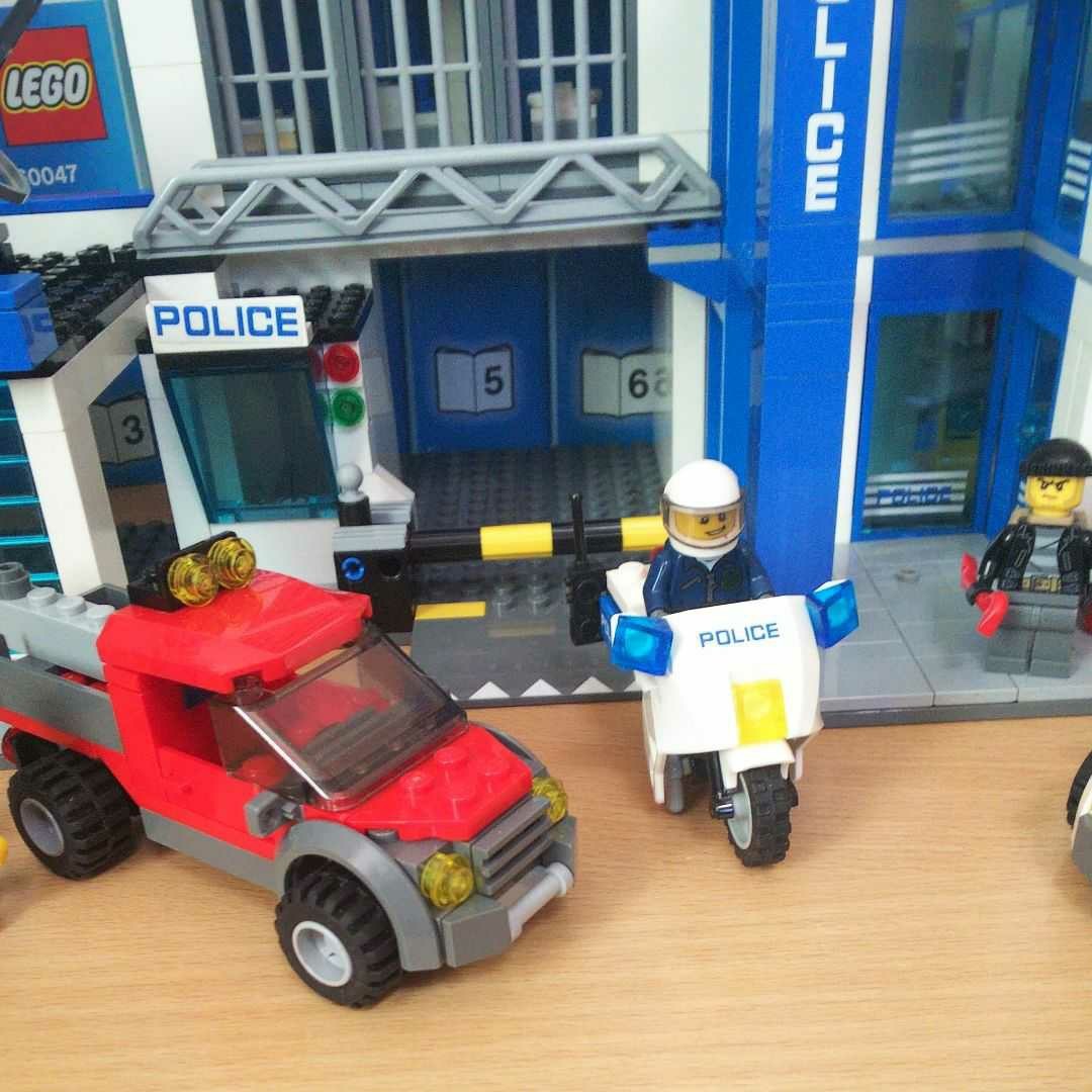LEGO レゴ 60047 シティ ポリス ステーション 警察署 パトカー 警察官 泥棒 ヘリコプター 車 白バイ パーツ大量