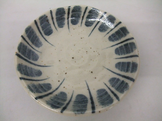 日本製 美濃焼 唐津トクサ  １３．８ｃｍ皿 中皿  重宝するサイズのお皿です。の画像1