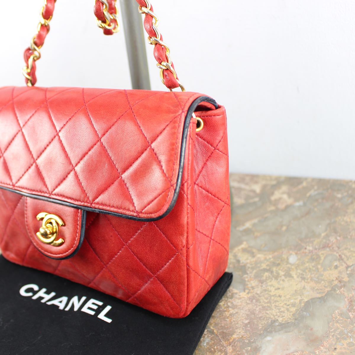 CHANELシャネルマトラッセココマークターンロックラムスキンバイカラー
