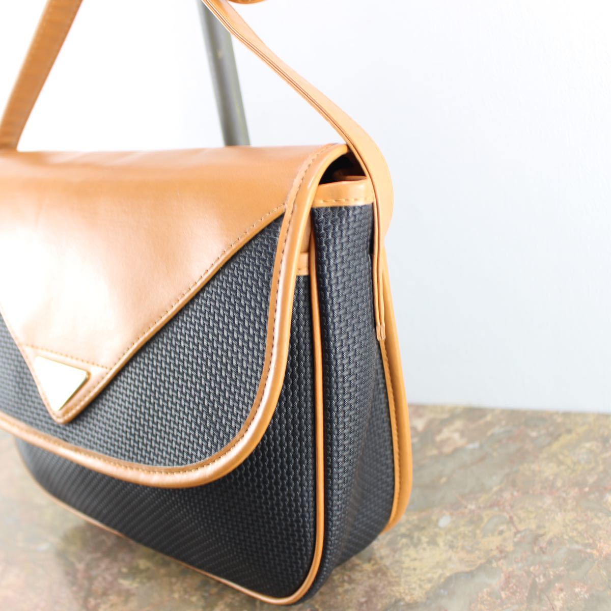 YVES SAINT LAURENT LOGO SHOULDER BAG/イヴサンローランロゴ