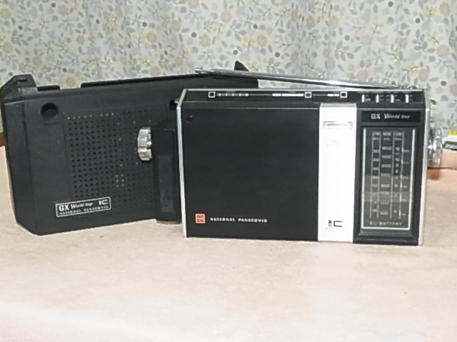 低価格 Panasonic National 【 管理21120529 AC-BATTERYの2電源方式　高感度　高選択　ＦＭ76～94MHzまで受信可能 初期型のモデル 】 RF-858 一般