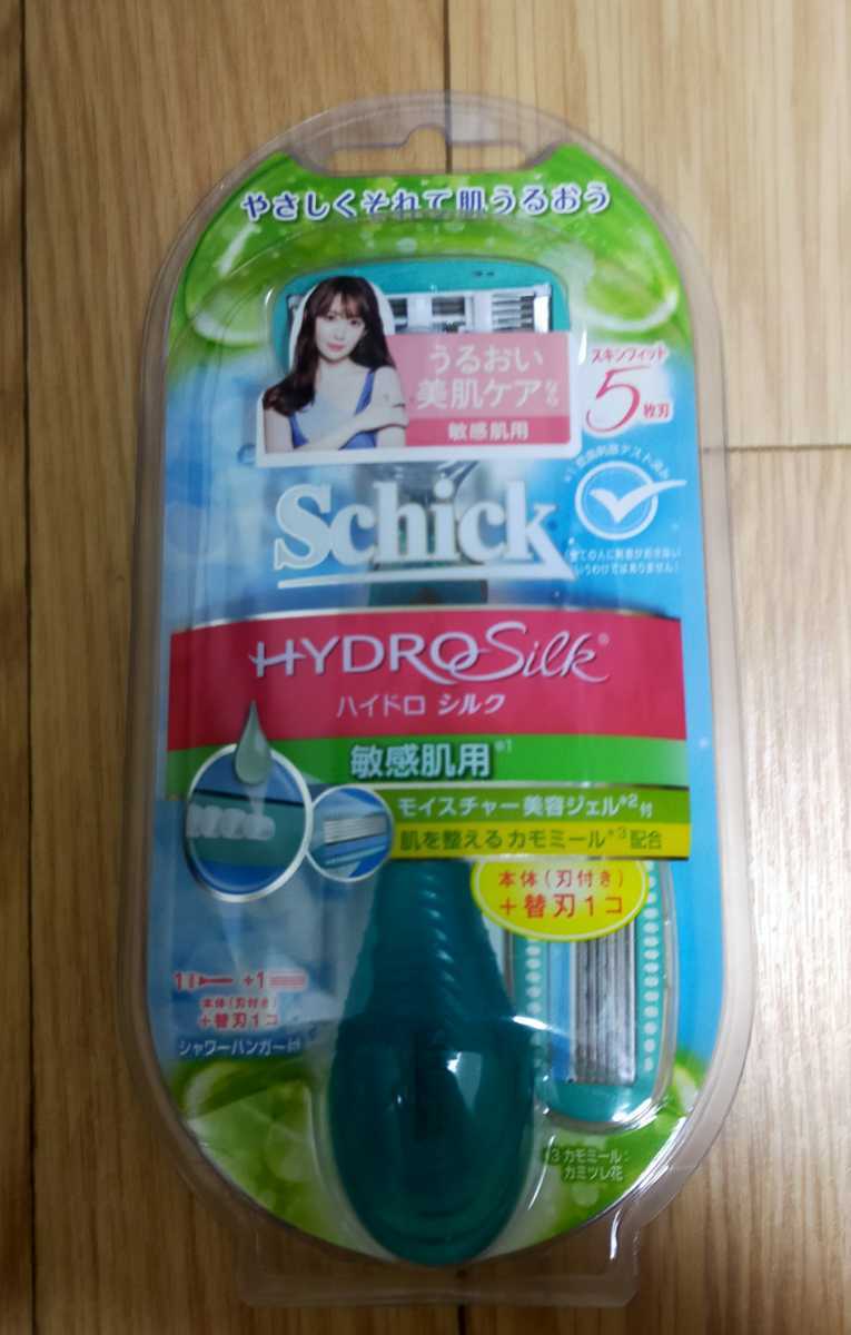 正規品 Schick シックハイドロシルク ホルダー 敏感肌用 本体（刃付き）＋替刃1コ付き☆敏感肌、替刃式、肌に優しい、角質ケア_画像1