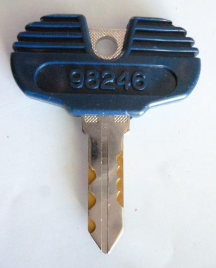 ▲ 98246/青色　アルゼ系　メーカー純正のドアキーです。(中古品)　対応シリンダーにご注意ください。 鍵 カギ かぎ_画像1