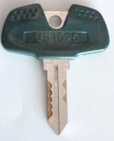 ▲ US1025/緑色　アルゼ系　メーカー純正のドアキーです。(中古品)　対応シリンダーにご注意ください。 鍵 カギ かぎ_画像1