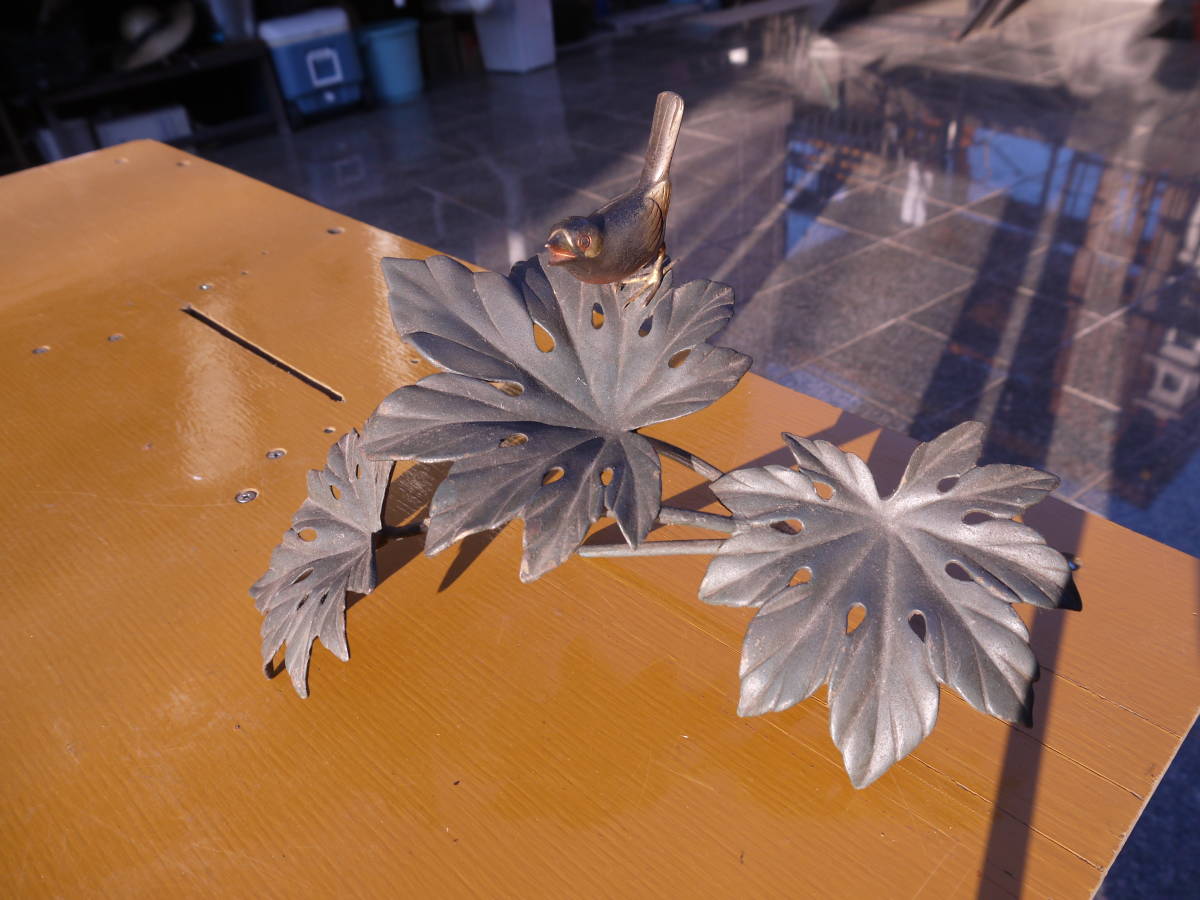 【H11019】金属工芸 オブジェ「ヤツデの枝に止まるかわいい雀」 花鳥置物 金属製 置物_画像1