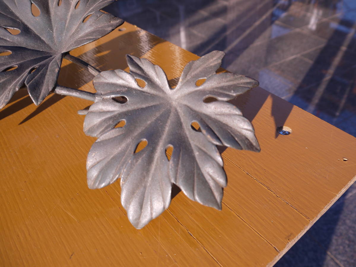 【H11019】金属工芸 オブジェ「ヤツデの枝に止まるかわいい雀」 花鳥置物 金属製 置物_画像6