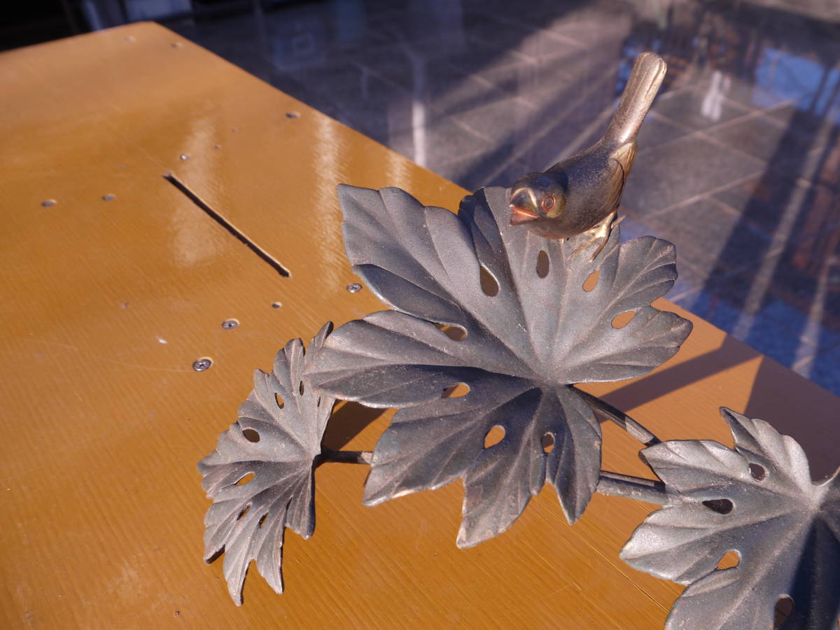 【H11019】金属工芸 オブジェ「ヤツデの枝に止まるかわいい雀」 花鳥置物 金属製 置物_画像7