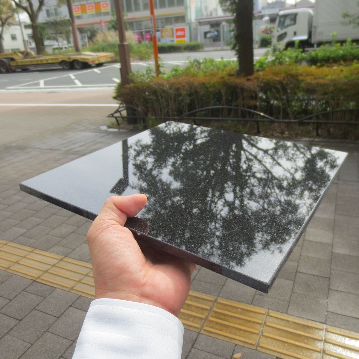 板石 300x300x10mm 平板 台座 オーディオボード 音響機器 花器台 カシメ 打ち台 インド黒御影石 YKD _画像7