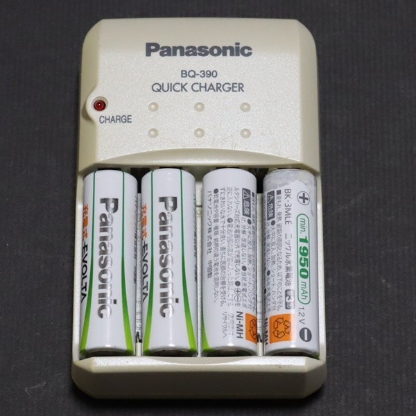 パナソニック 単３・４形兼用急速充電器(海外対応) BQ-390 おまけで 単３ニッケル水素電池(1950mAh) ４個付き Panasonic_画像1