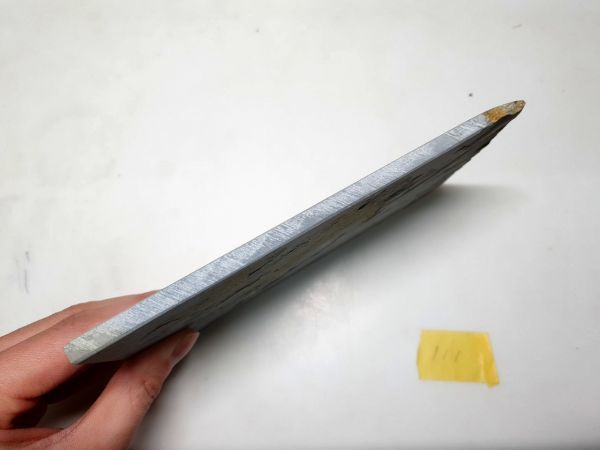 111 天然砥石 正本山奥殿多泡浅黄鍛エ落黒縄滑走 100x175x5mm 235g 大工道具 剃刀 刀剣 包丁 鉋 鑿 鋸 庖丁 ナイフ 小刀 彫刻刀 鎌 鉈_側面。挽き方や層状の様子確認ください。