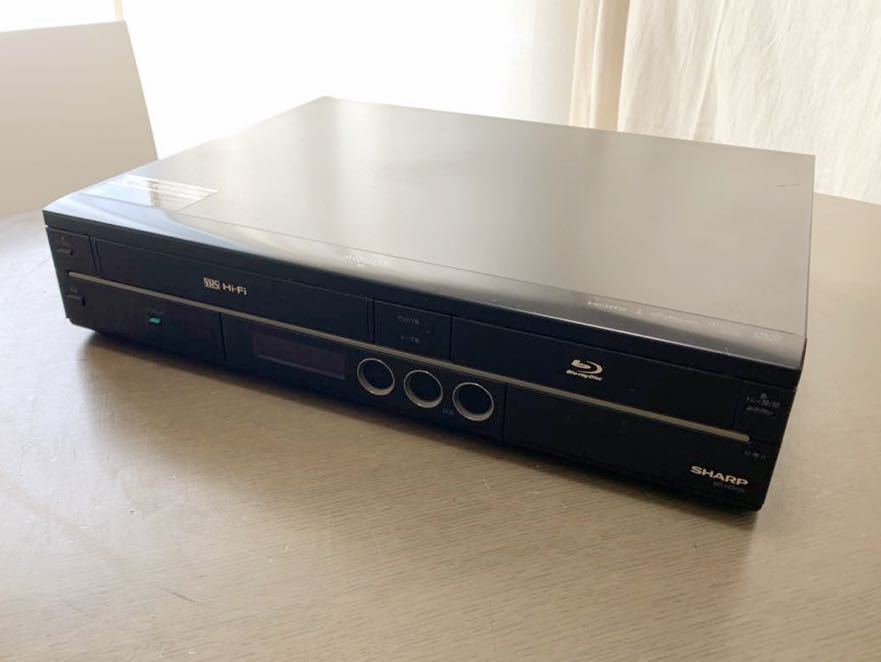 AQUOS VHS一体型ブルーレイレコーダー BD-HDV22 2008年製 ブラック プラグ2本＆B-CAS 赤カード付 リモコンなし 通電確認済 100サイズ発送_画像2