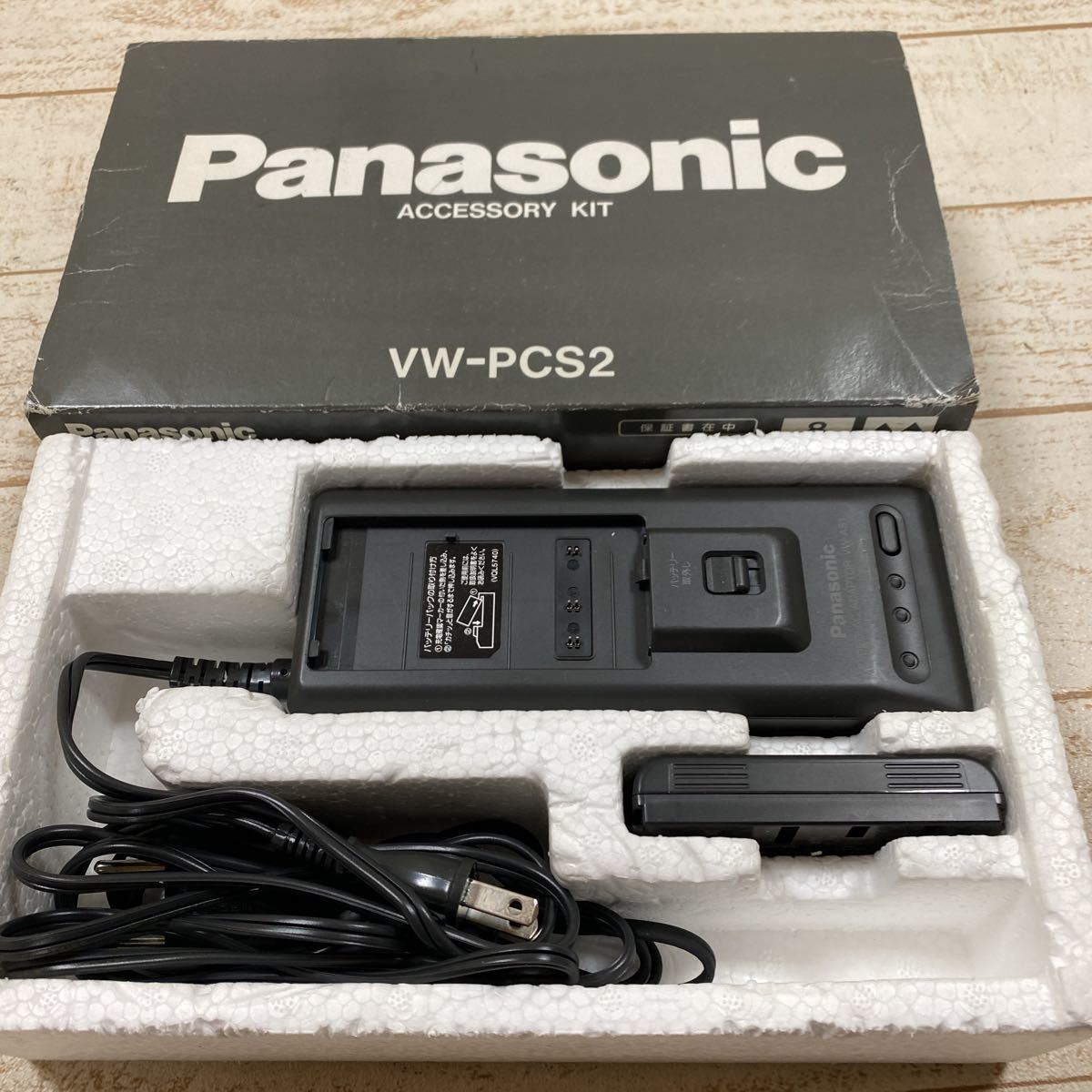 8411同梱NG Panasonic 充電器 VW-PCS2 バッテリーパック VW-VBS1 VW-VBS2 まとめてセット ビデオカメラ 充電池 通電OK 動作未確認 現状_画像2