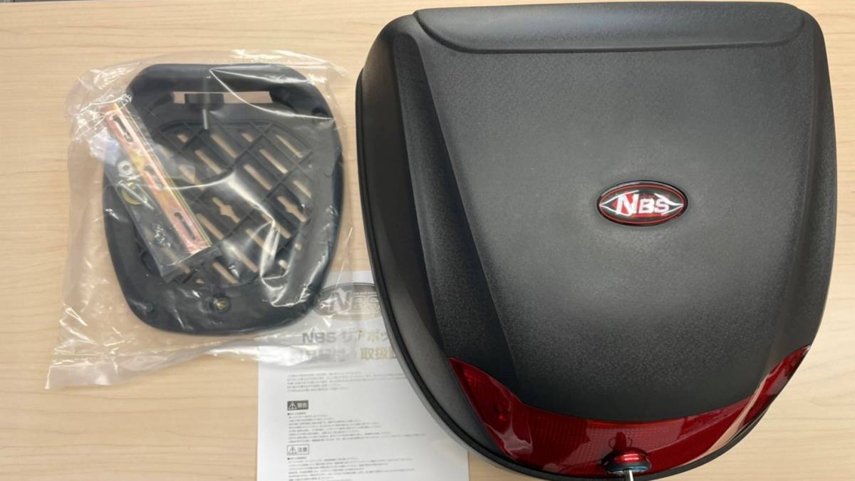 決算在庫処分セール【新品】　PCX125　汎用　リヤボックス　パニアケース　28L　ブラック　カギ付き　取り付けステー付き_画像1