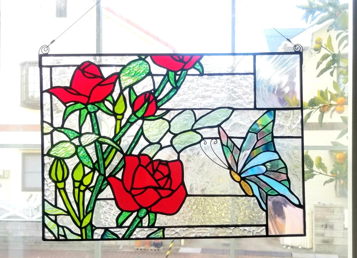 ステンドグラス 赤い薔薇と蝶のパネル | lokomotivblog.hu