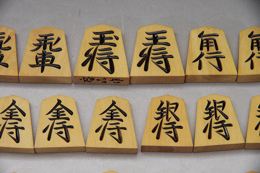 送料無料キャンペーン?】 脚付き将棋盤 セット 天童特産手彫り山峯銘駒 正規品、日本製 セット 天童特産手彫り山峯銘駒 脚付き将棋盤 囲碁/将棋