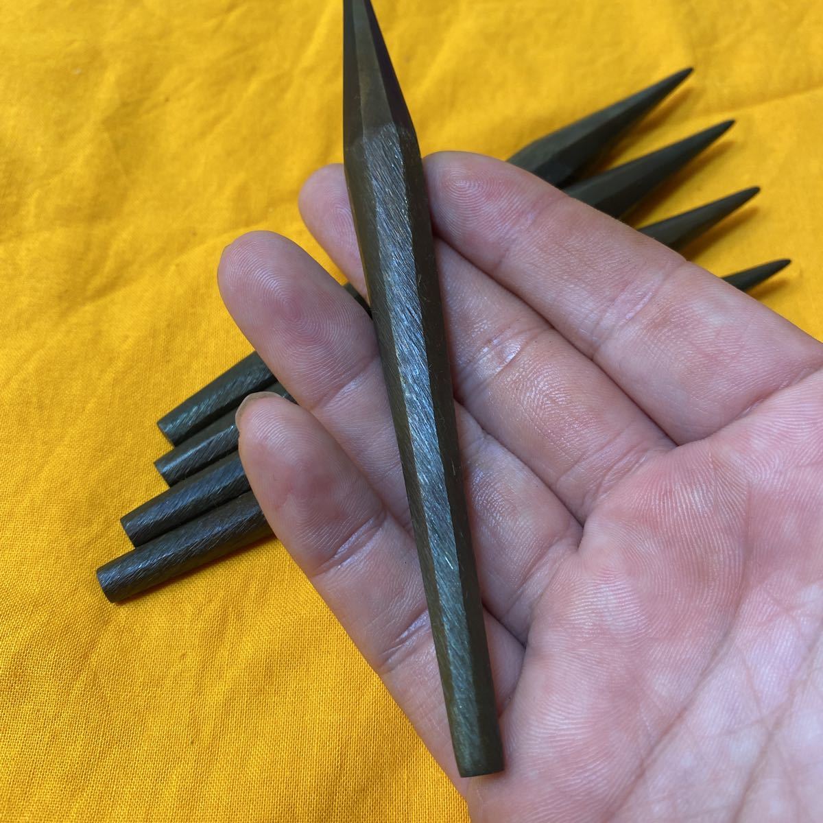 年始奉仕出品 鍛造焼入 鍛治職人作 稽古用 鑢目仕上 紡錘総八角 年始奉仕出品 鍛造焼入 鍛治職人作 稽古用 鑢目仕上 紡錘総八角