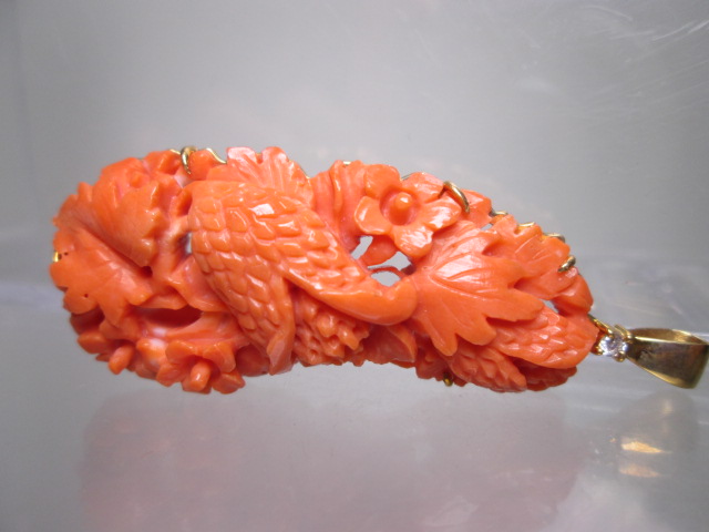 品質が完璧 珍しい K18 本珊瑚緻密な花彫刻ダイヤ0 05CT飾りのペンダント 12 53g ケース付 sksservices.com sksservices.com