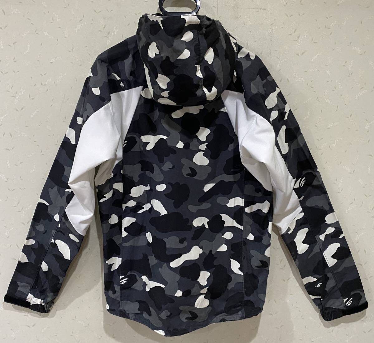 ※アベイシングエイプ A BATHING APE 迷彩 カモ柄 マウンテン アウトドア パーカー L　　　　　　　　　　　　　　　　　BJBB.A_画像2