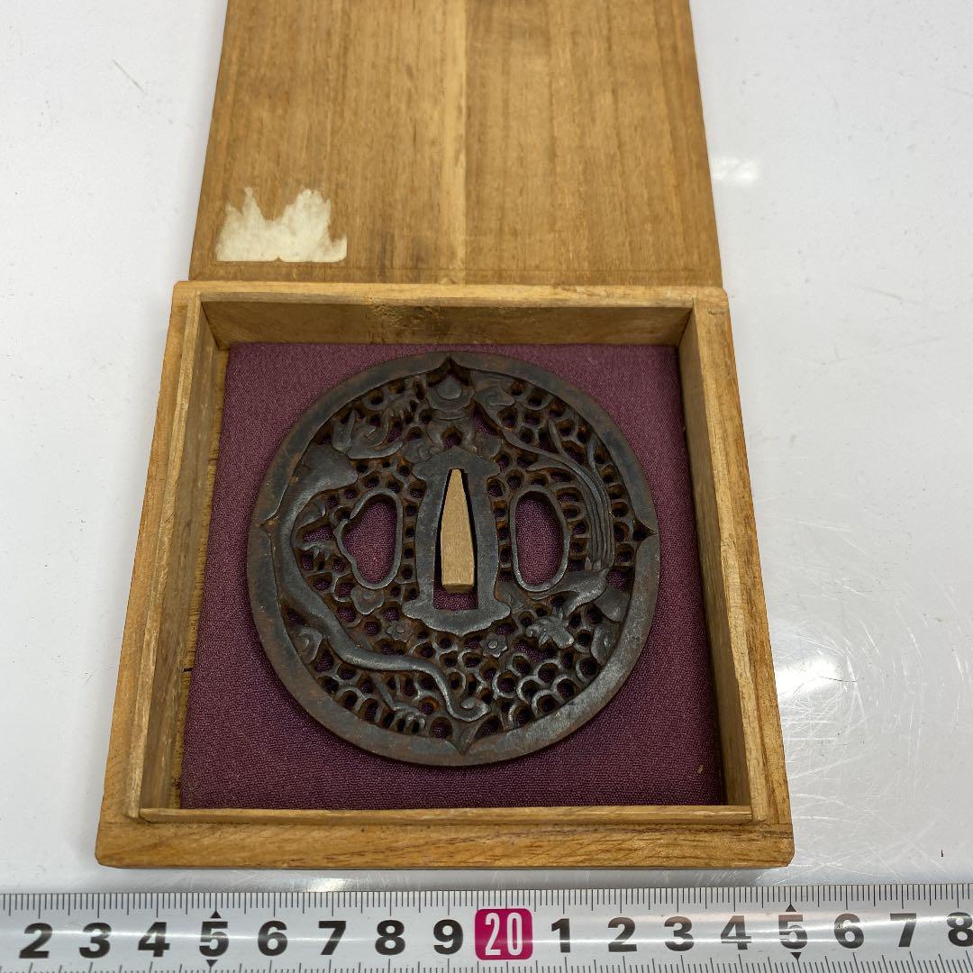 江戸時代 鉄製透かし鍔 い出のひと時に とびきりのおしゃれを 134g 豪華な け1210 時代木箱付