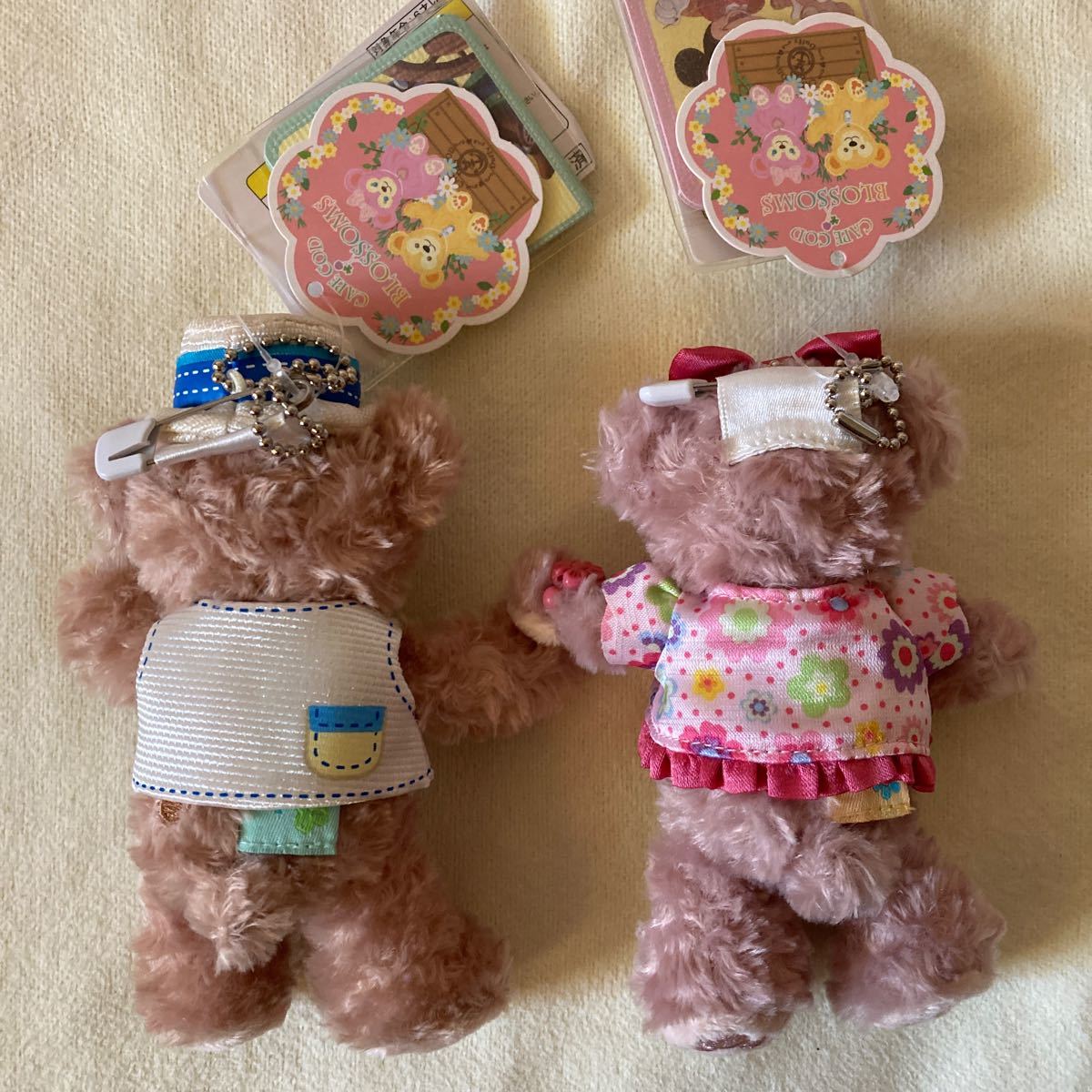 新品未使用タグあり!ダッフィーシェリーメイぬいぐるみバッジ 新品未使用タグあり!ダッフィーシェリーメイぬいぐるみバッジ