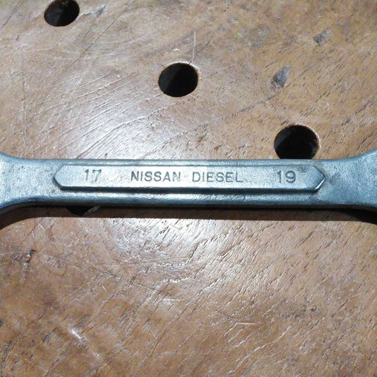 日産ディーゼル NISSAN DIESEL 車載工具 両口レンチ サイズ表記17-19mm. 全長182.9mm. 裏面にFORGED ALLOY JAPAN 79とあります パトロール_画像3