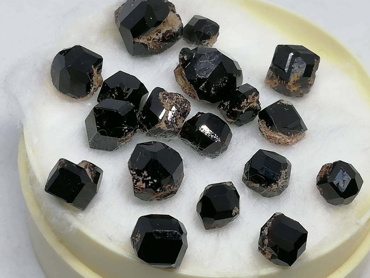 国産鉱物 満礬柘榴石 Spessartine 美品 長野県小県郡長和町和田 国産鉱物 満礬柘榴石 Spessartine 美品 長野県小県郡長和町和田