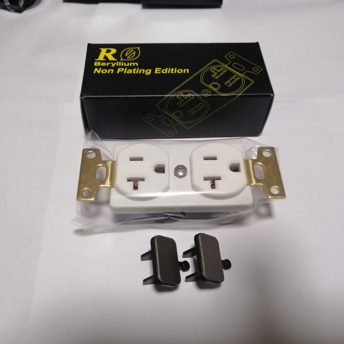 200円値下げ 新品未使用 オヤイデ 壁コンセント R0 Oyaide
