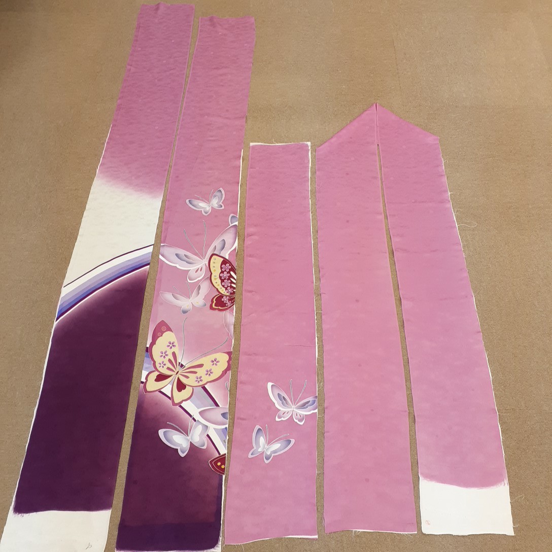 012602　正絹　ピンク色　蝶々　桜柄　シルク4枚　はぎれ　ハギレ　リメイク　ハンドメイド