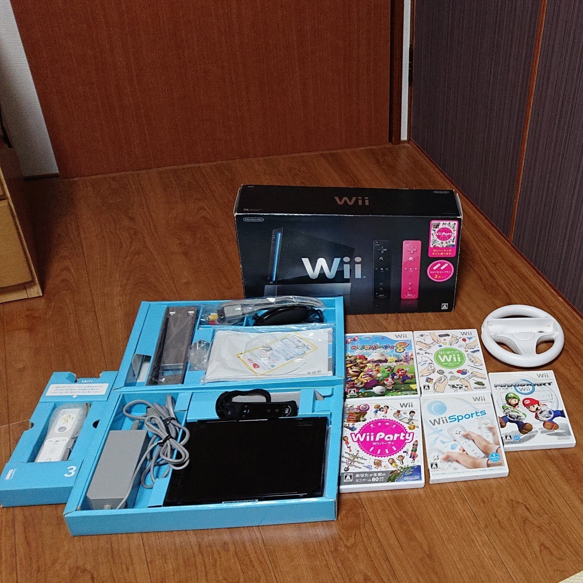 Wii本体ブラックカラー･  ソフト5つ おまけセット