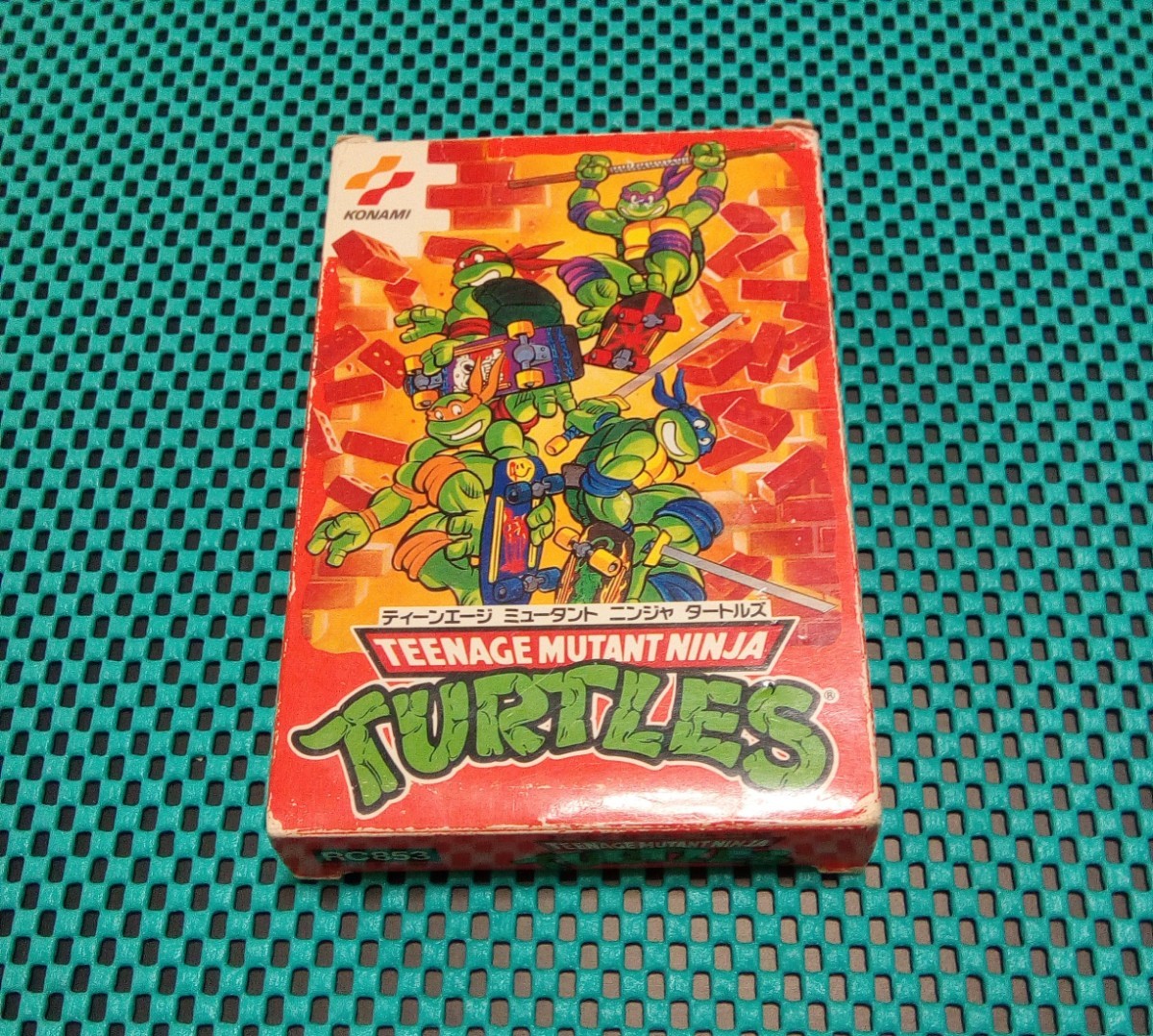ファミコン・T.M.N.T.ミュータントニンジャタートルズ・箱説付き