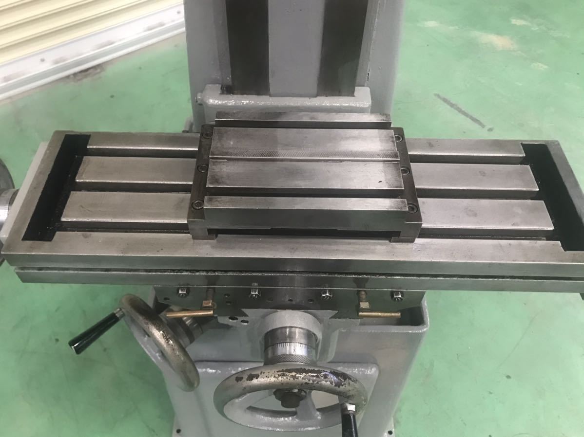 小久保鉄工所 小型汎用立フライス盤 KC-2 治具等付属品/200V/ヒザ 小久保鉄工所 小型汎用立フライス盤 KC-2 治具等付属品/200V/ヒザ