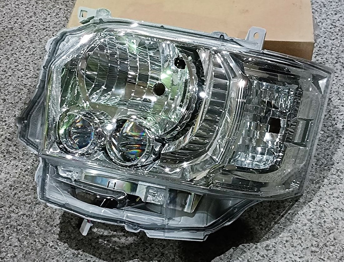 使い勝手の良い 未使用 新品 200系 ハイエース レジアスエース 純正