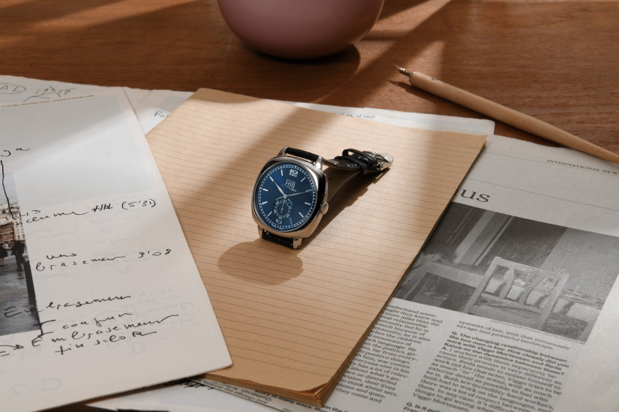 新品 FHB Classic エフエッチビー 25周年記念限定モデル デザインウォッチ クッション型ケース採用腕時計 F901-SVBL ネイビーダイアル_画像9