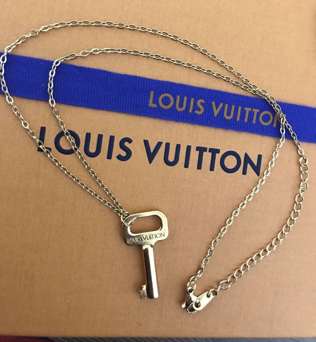 正規未使用レア品 ルイヴィトンLOUIS VUITTONゴールド色のキーチャーム