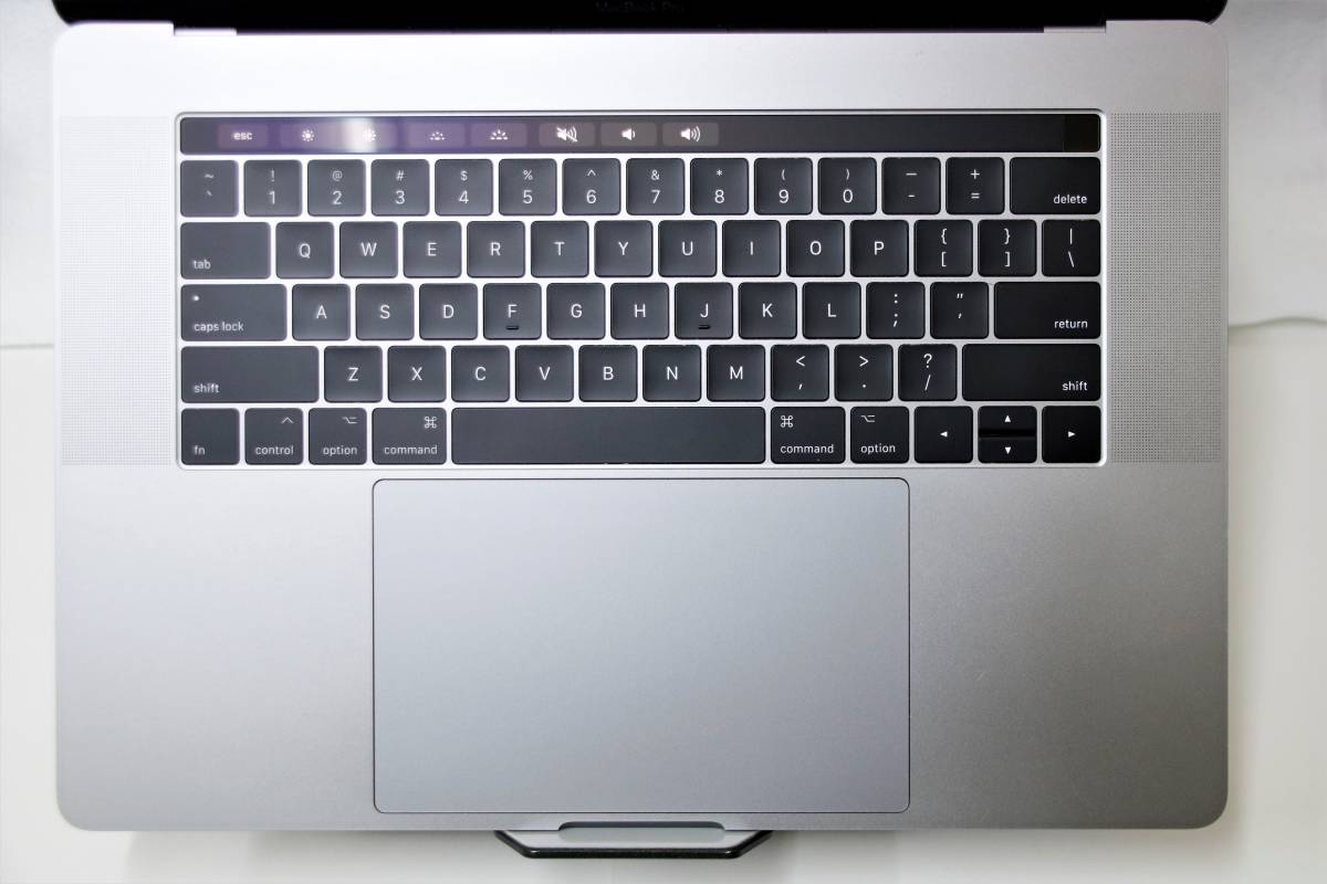 Apple MacBook Pro 15インチ 2016 Core i7 2.6GHz メモリ16GB 【SSD512GB、変換器付き】Touch Bar搭載モデル_画像4